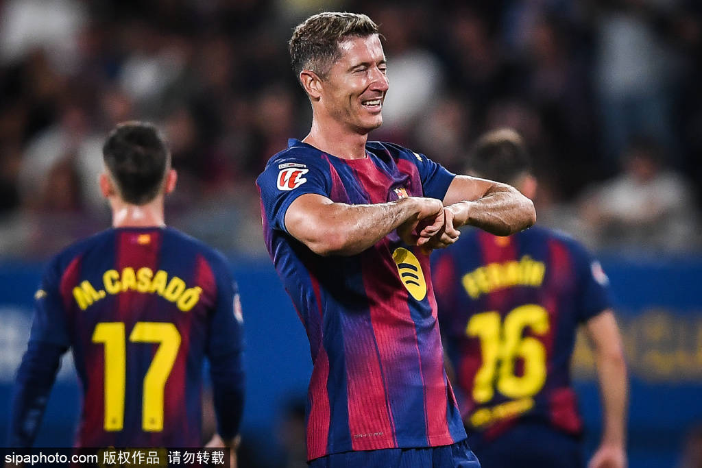 佩德里提前1分钟下场，享受全场膜拜与掌声：西甲第7轮巴萨2-1皇家社会背后的故事